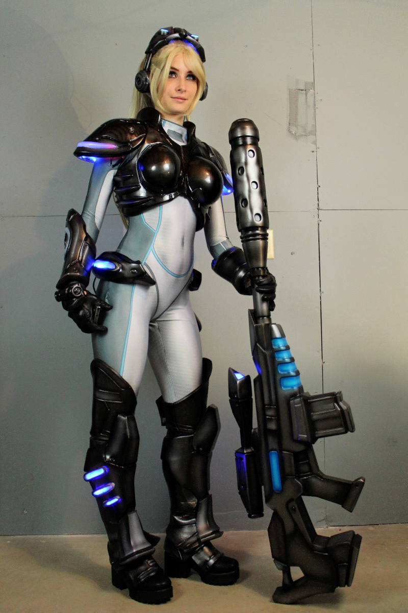 Illustration for article titled How A Cosplayer Transforms Into A StarCraft Character